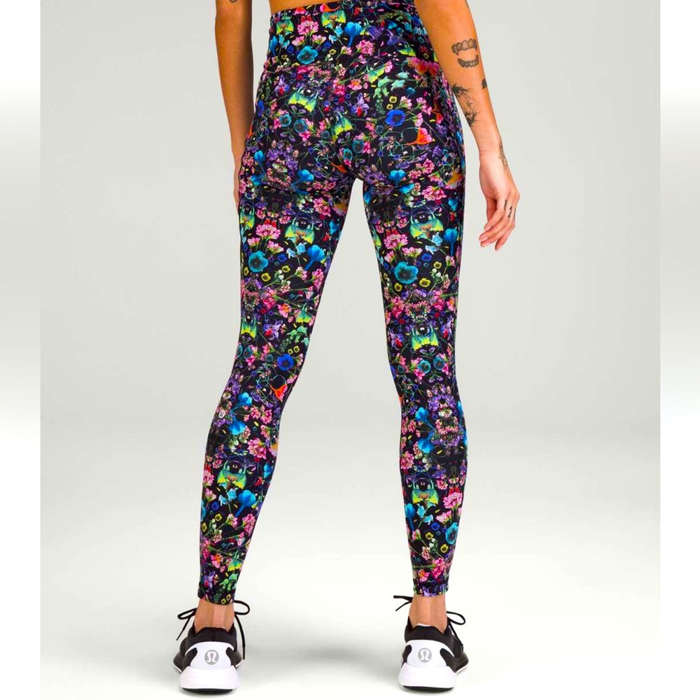 Lululemon Swift Speed High-Rise Tight 28"
Flowerscope Black‎ Multi size 4